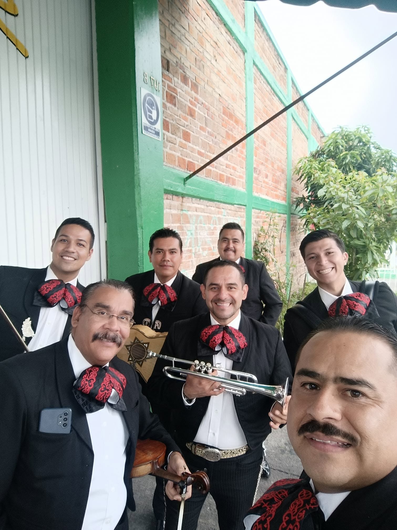 Integrantes del grupo Mi Nuevo Mariachi en Guadalajara