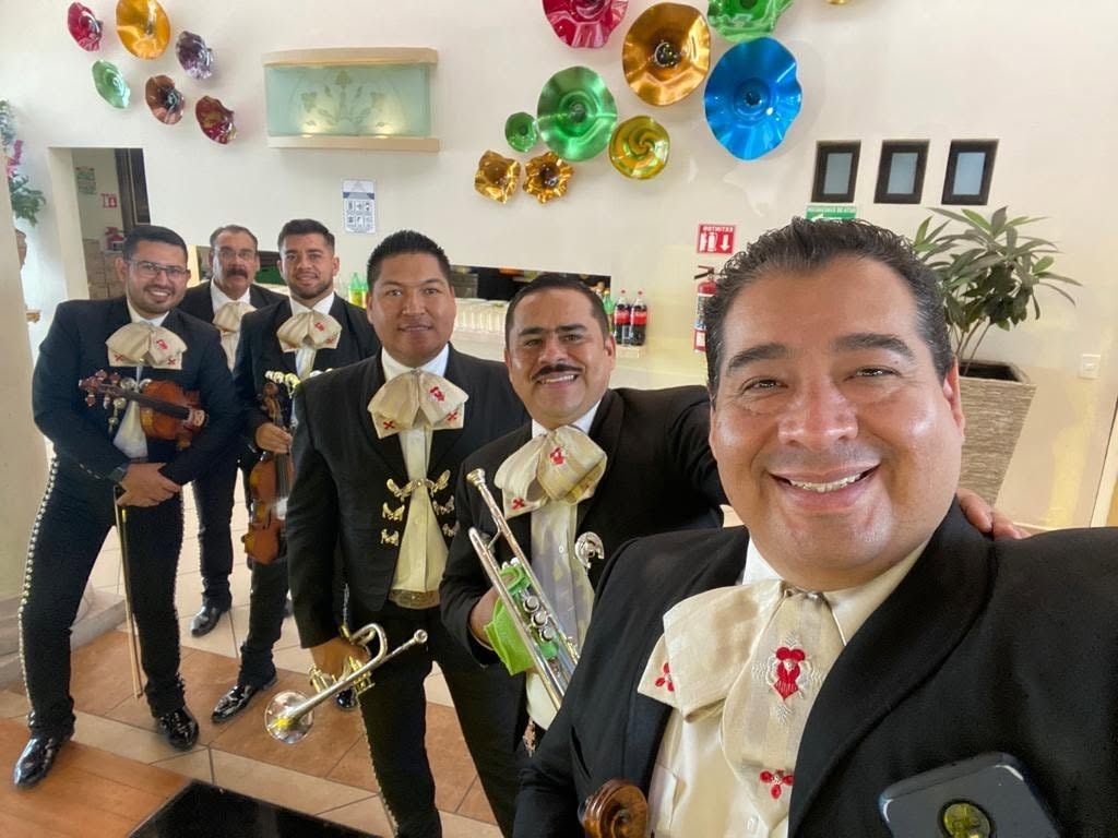 Mariachi para cumpleaños y fiestas con decoración festiva en Guadalajara