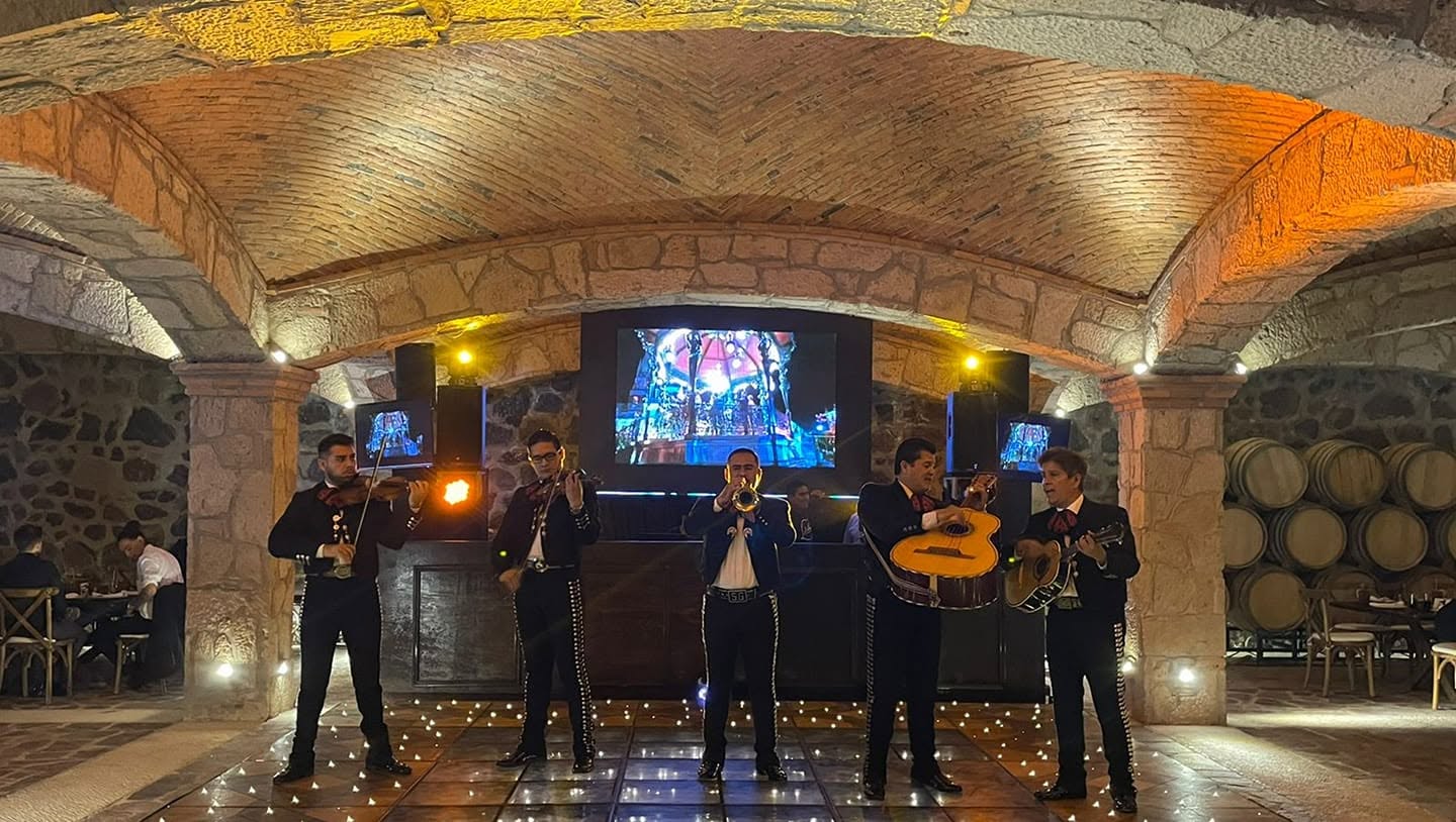 Mariachi en escenario para eventos empresariales en Guadalajara