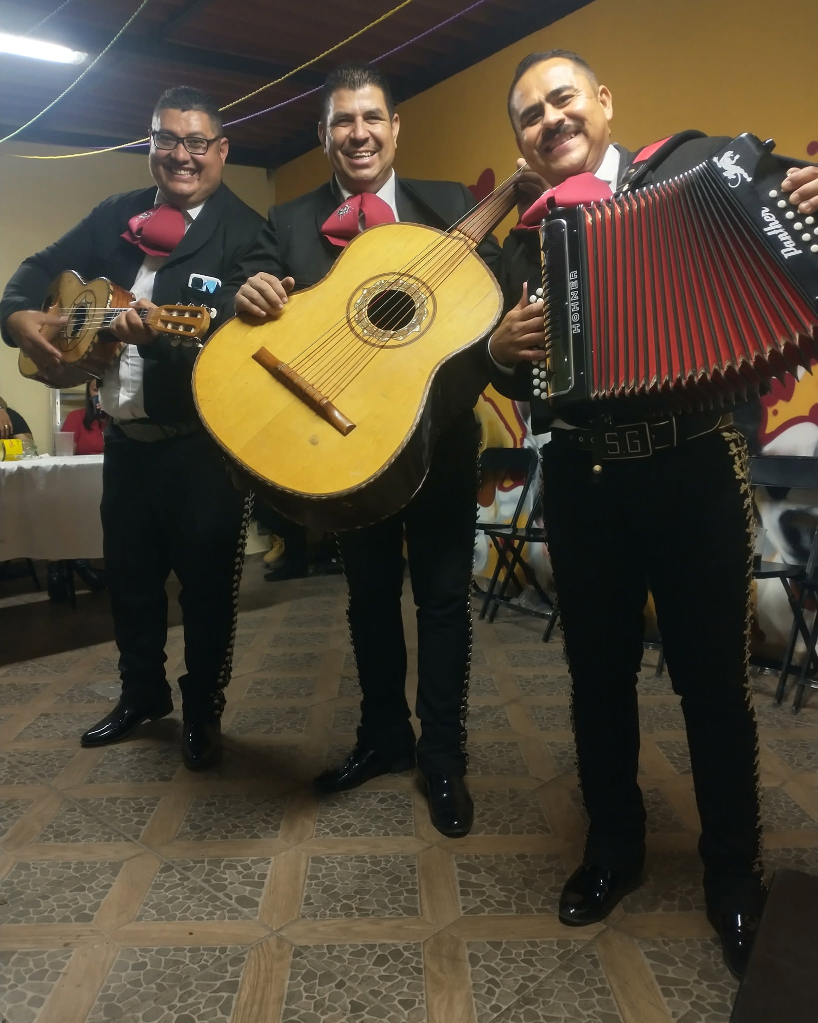 Músicos profesionales interpretando mariachi tradicional mexicano