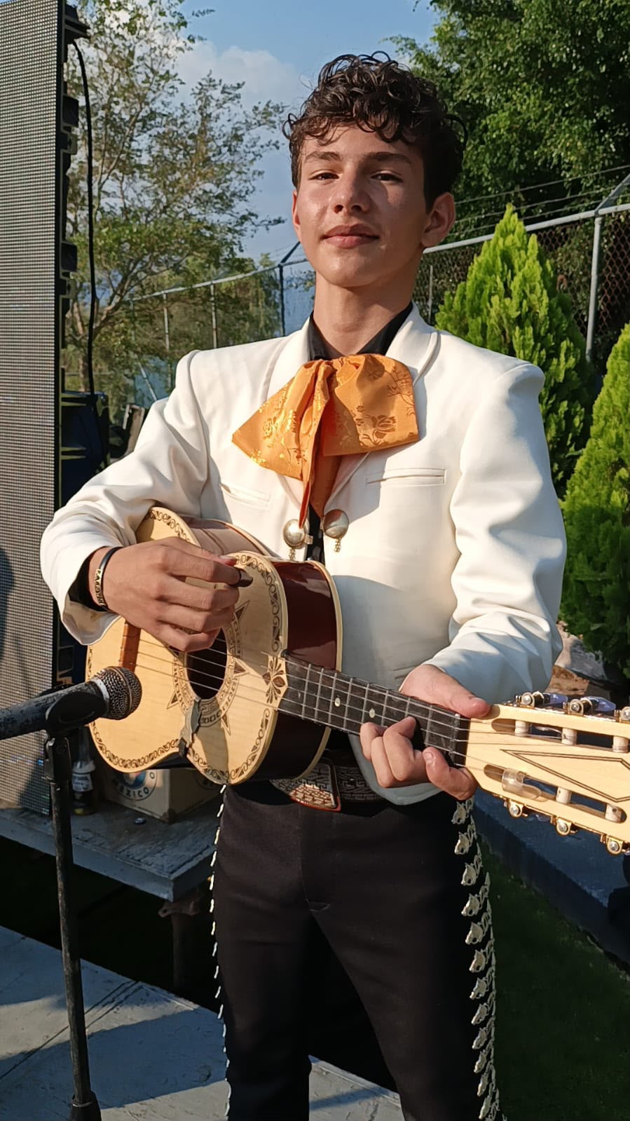 Músico con vihuela amenizando una boda en Guadalajara y Jalisco